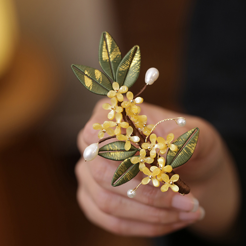 Kitűző Osmanthus nemzeti stílusban, eredeti dizájn, kettős használat; anyagok: kevert anyagok; gyártástechnika: nyomtatás