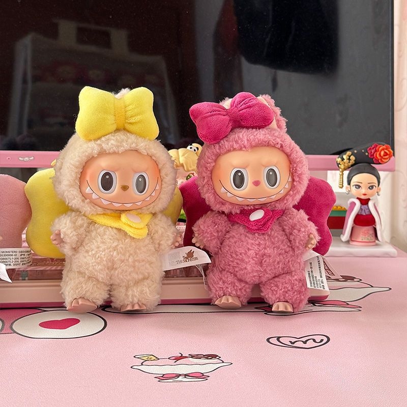 Plišas leļļu apģērbu komplekts apģēršanai – audums, karikatūru tēli, unisex, roku darbs, zīmols Below (lelle nav iekļauta)