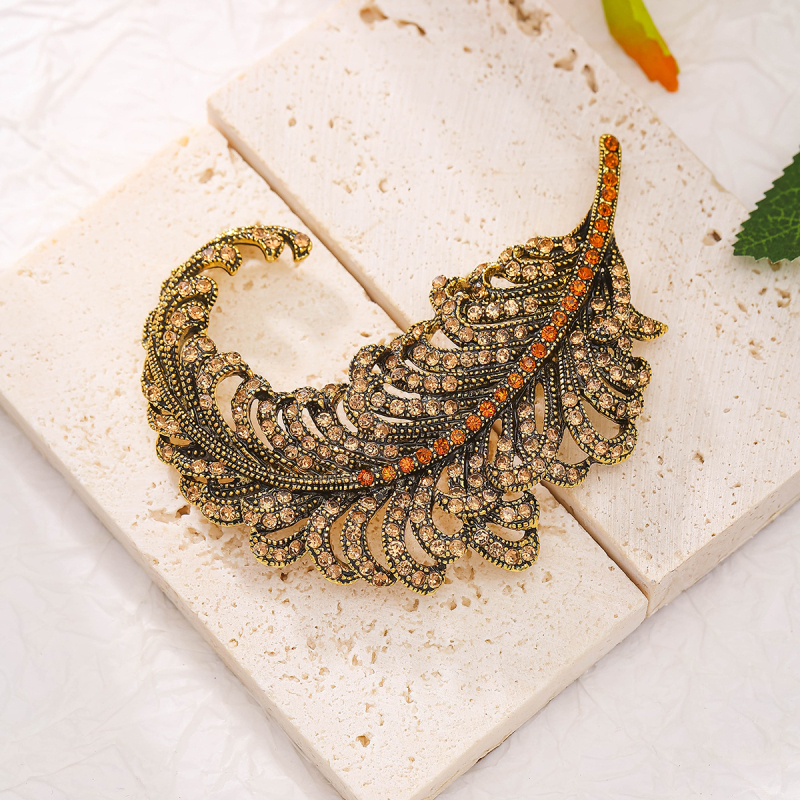 Ötvözet broš, középkori stílus, állat- és levélmotívumok, elektroplatált felület – emlékezetes, dekoratív és ajándék célú