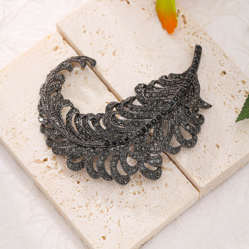 Ötvözet broš, középkori stílus, állat- és levélmotívumok, elektroplatált felület – emlékezetes, dekoratív és ajándék célú