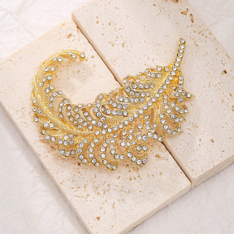 Ötvözet broš, középkori stílus, állat- és levélmotívumok, elektroplatált felület – emlékezetes, dekoratív és ajándék célú