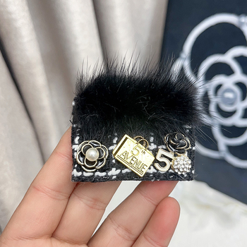 Καρφίτσα από γούνα νορκά, φλοράλ σχεδίαση, χειροποίητη, διακοσμητικό αξεσουάρ