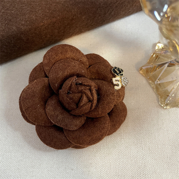 Καρφίτσα από ύφασμα με άνθος καμέλια – χειροποίητη, βρετανικό ρετρό στυλ, γυναικείο αξεσουάρ, χειμώνας 2025