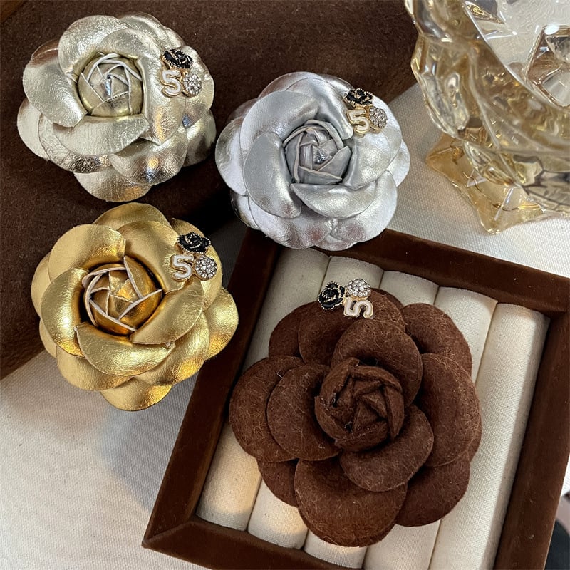 Καρφίτσα από ύφασμα με άνθος καμέλια – χειροποίητη, βρετανικό ρετρό στυλ, γυναικείο αξεσουάρ, χειμώνας 2025