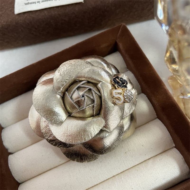 Καρφίτσα από ύφασμα με άνθος καμέλια – χειροποίητη, βρετανικό ρετρό στυλ, γυναικείο αξεσουάρ, χειμώνας 2025