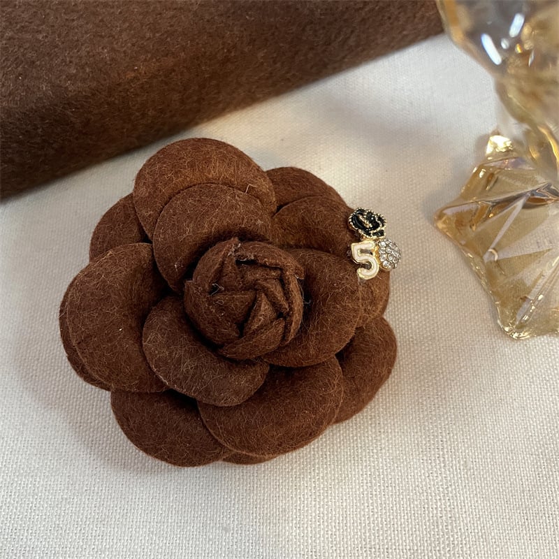 Καρφίτσα από ύφασμα με άνθος καμέλια – χειροποίητη, βρετανικό ρετρό στυλ, γυναικείο αξεσουάρ, χειμώνας 2025