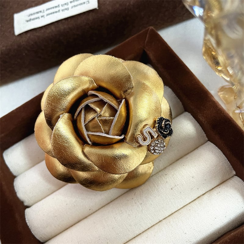 Καρφίτσα από ύφασμα με άνθος καμέλια – χειροποίητη, βρετανικό ρετρό στυλ, γυναικείο αξεσουάρ, χειμώνας 2025