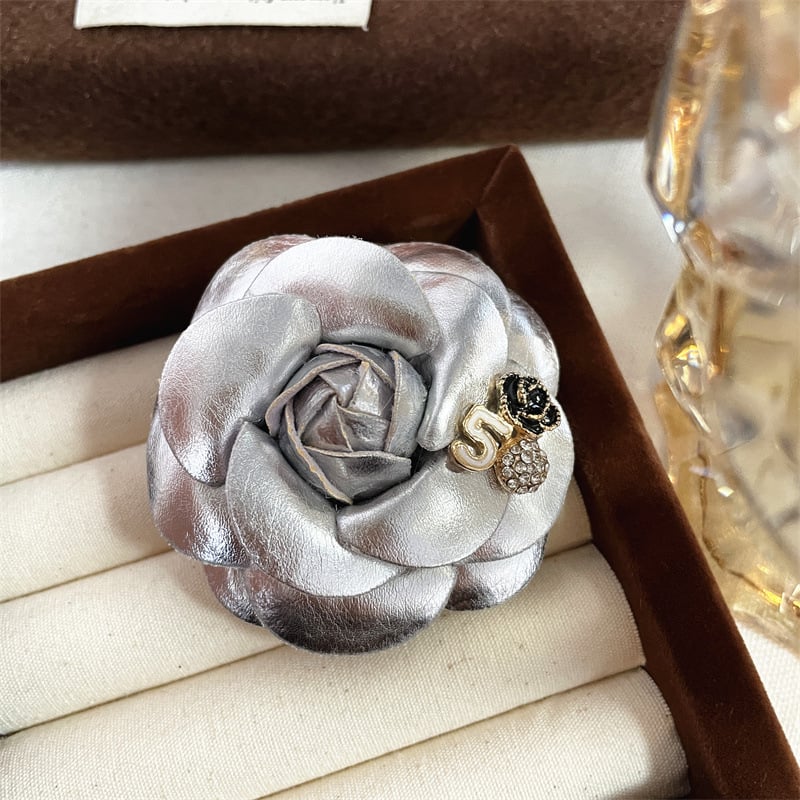 Καρφίτσα από ύφασμα με άνθος καμέλια – χειροποίητη, βρετανικό ρετρό στυλ, γυναικείο αξεσουάρ, χειμώνας 2025