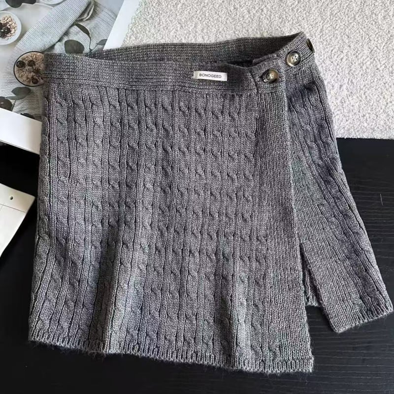 Ženski pleteni šal s kopčanim pojasom, jednobojan, od vunene smese, dekorativni višekoristan dodatak.