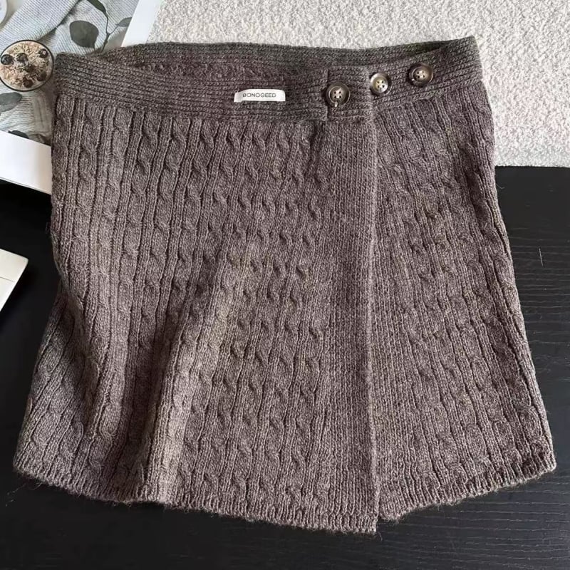 Ženski pleteni šal s kopčanim pojasom, jednobojan, od vunene smese, dekorativni višekoristan dodatak.
