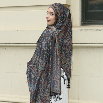 Κασκόλ – πολυεστέρας, κατάλληλο για καλοκαίρι, άνοιξη και φθινόπωρο, λανσαρισμένο το χειμώνα του 2024.