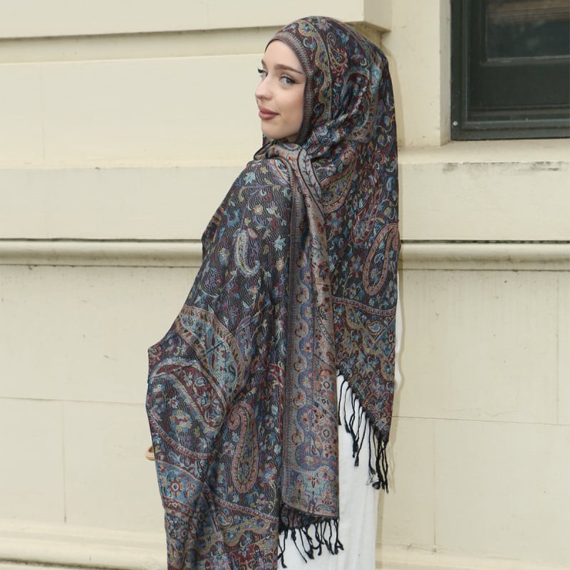 Κασκόλ – πολυεστέρας, κατάλληλο για καλοκαίρι, άνοιξη και φθινόπωρο, λανσαρισμένο το χειμώνα του 2024.