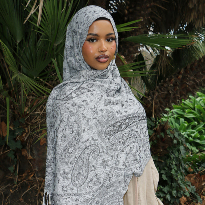 Κασκόλ – πολυεστέρας, κατάλληλο για καλοκαίρι, άνοιξη και φθινόπωρο, λανσαρισμένο το χειμώνα του 2024.