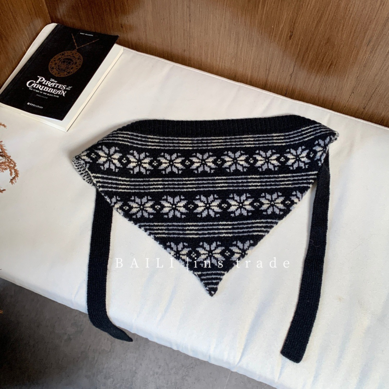 Pleteni trokutasti šal za glavu s retro Fair Isle uzorkom, vuna, jesen-zima, na skladištu