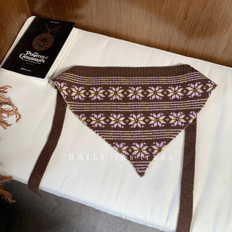 Pleteni trokutasti šal za glavu s retro Fair Isle uzorkom, vuna, jesen-zima, na skladištu