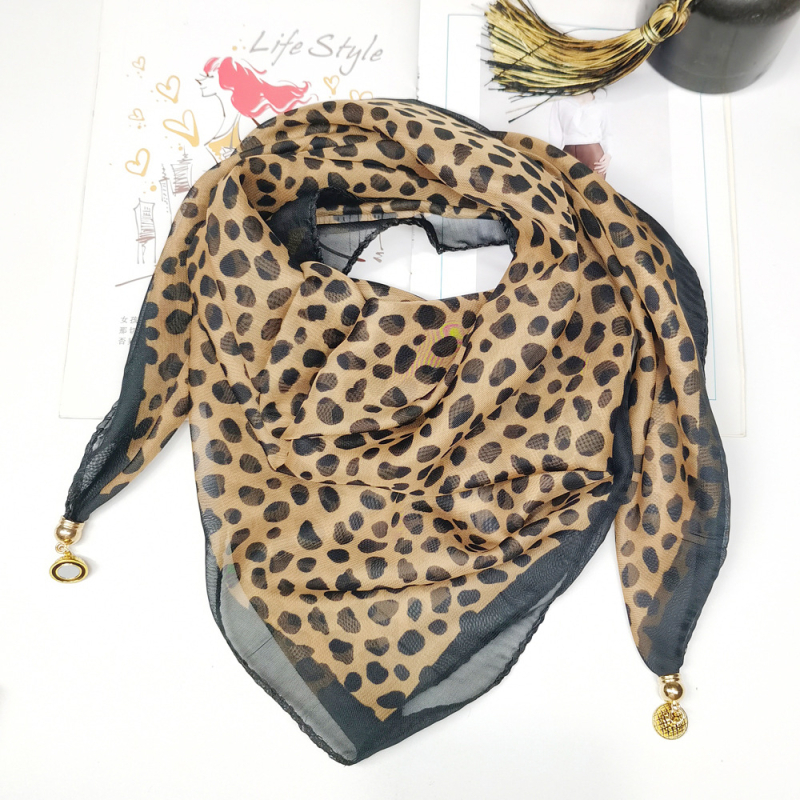 Șal din chiffon Leopard cu cataromă magnetică și pandantiv – accesoriu ușor, potrivit pentru primăvară, vară, toamnă; personalizabil; lansare toamnă 2024