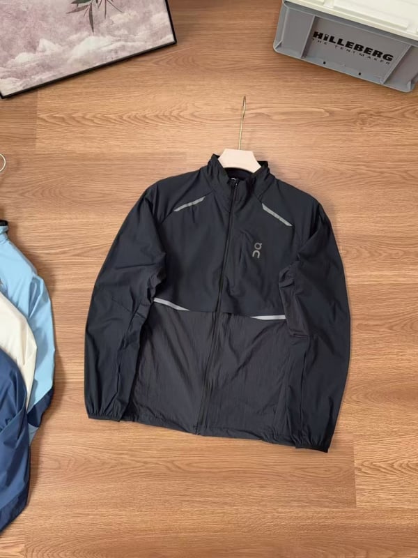 Яке за бягане – леко, с лепени шевове; UPF40+ слънцезащита; дишаща памук-полиестер смес; дълги ръкави с цип; корейски/японски свободен стил