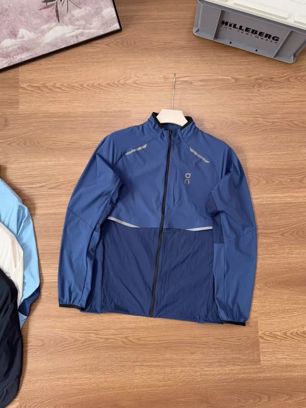 Яке за бягане – леко, с лепени шевове; UPF40+ слънцезащита; дишаща памук-полиестер смес; дълги ръкави с цип; корейски/японски свободен стил