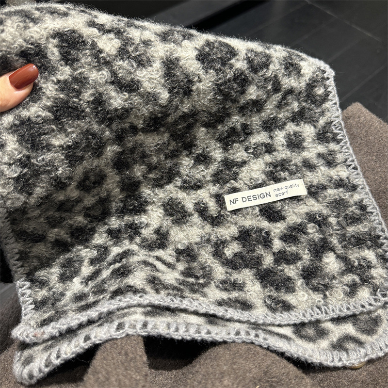 Ženski dvostrani šal s leopard uzorkom, izrađen warp knitting tehnikom, poliester (warp knitting, poliester, leopard uzorak, dvostrani)