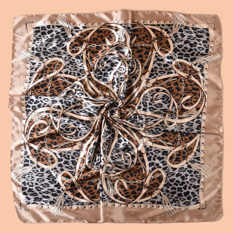 Леопардов принт сатенена квадратна шал с пискюли - гладка тъкан, печат, D573, лято