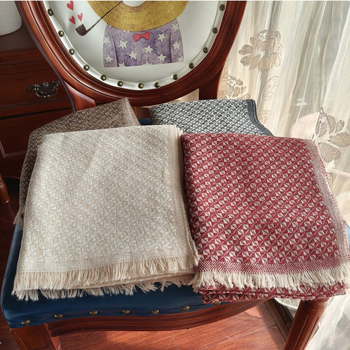 Двустранно плетен вълнен квадратен шал, лек за лятото