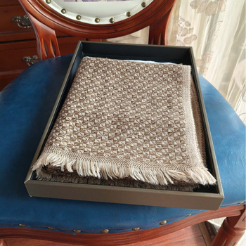 Двустранно плетен вълнен квадратен шал, лек за лятото