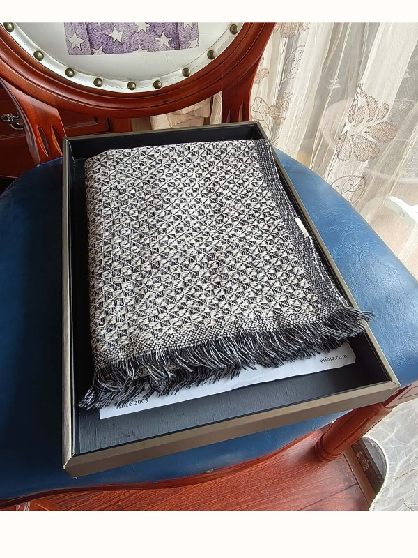 Двустранно плетен вълнен квадратен шал, лек за лятото