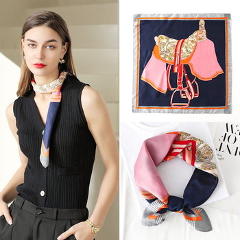 Шал от симулирана коприна със сатенено тъкане, двустранно печатан каре-шал