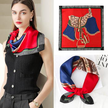 Шал от симулирана коприна със сатенено тъкане, двустранно печатан каре-шал