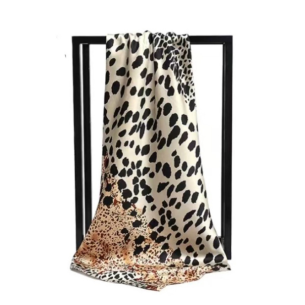 Polyesterový šál štvorcového tvaru s leopardím vzorom a bodkovaným vzorom, twillová väzba