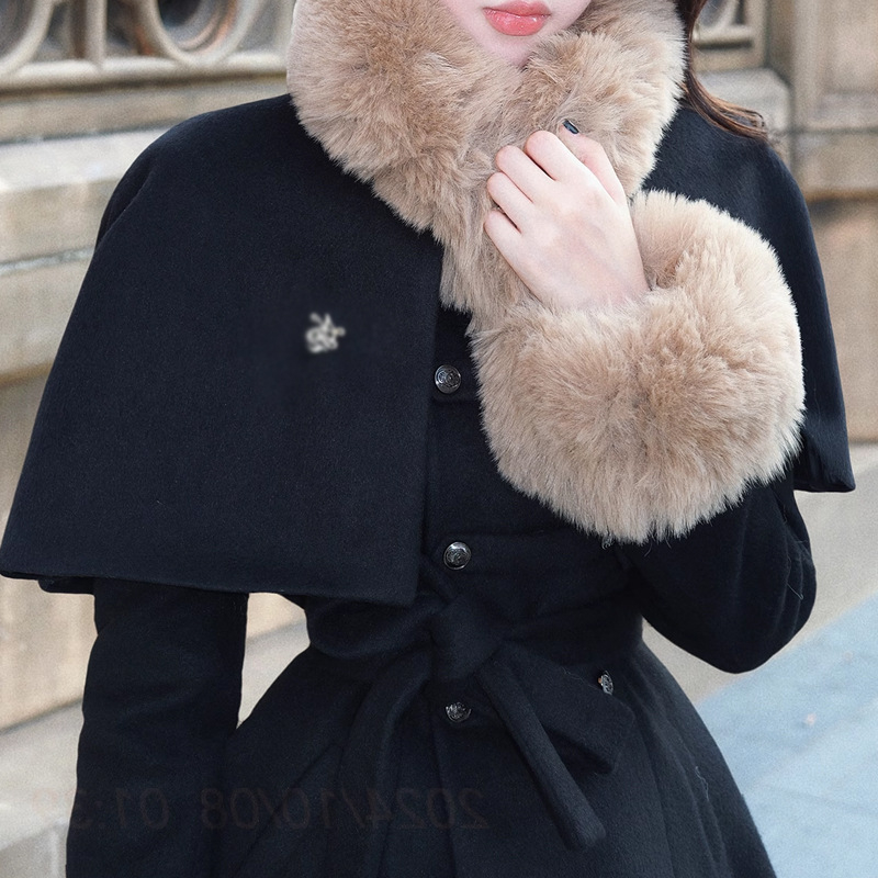 Palton damă din amestec poliester-lână, cu guler înalt, mâneci lungi, închidere cu nasturi pe un singur rând, lungime medie, patchwork detaliu