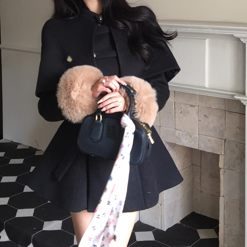 Palton damă din amestec poliester-lână, cu guler înalt, mâneci lungi, închidere cu nasturi pe un singur rând, lungime medie, patchwork detaliu