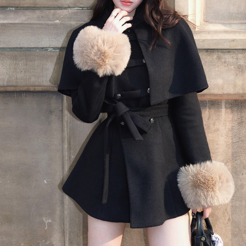 Palton damă din amestec poliester-lână, cu guler înalt, mâneci lungi, închidere cu nasturi pe un singur rând, lungime medie, patchwork detaliu