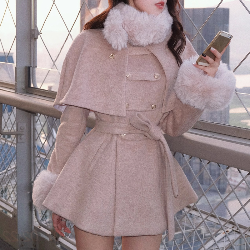 Palton damă din amestec poliester-lână, cu guler înalt, mâneci lungi, închidere cu nasturi pe un singur rând, lungime medie, patchwork detaliu