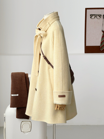 Moteriškas vilnos paltas, daugiau nei 95% vilnos turinys, stačiakaklė, vienos eilės sagos užsegimas, vidutinio ilgio, minimalistinis japoniškai-korejiškas stilius