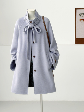 Moteriškas vilnos paltas, daugiau nei 95% vilnos turinys, stačiakaklė, vienos eilės sagos užsegimas, vidutinio ilgio, minimalistinis japoniškai-korejiškas stilius