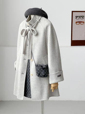 Moteriškas vilnos paltas, daugiau nei 95% vilnos turinys, stačiakaklė, vienos eilės sagos užsegimas, vidutinio ilgio, minimalistinis japoniškai-korejiškas stilius