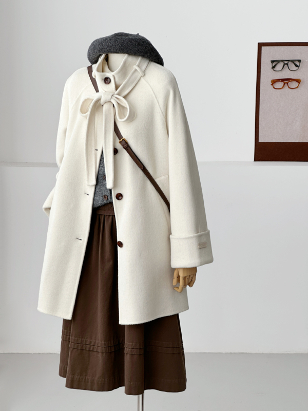 Moteriškas vilnos paltas, daugiau nei 95% vilnos turinys, stačiakaklė, vienos eilės sagos užsegimas, vidutinio ilgio, minimalistinis japoniškai-korejiškas stilius