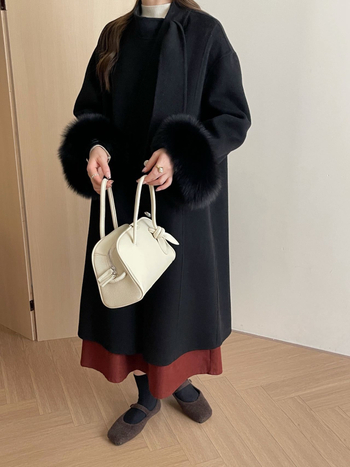 Moterų vilnos apsiaustas – paltas stiliaus, stora medžiaga, ilgas siluetas, 70–80% vilna, apvalus kaklo iškirpimas, priekyje raišteliai