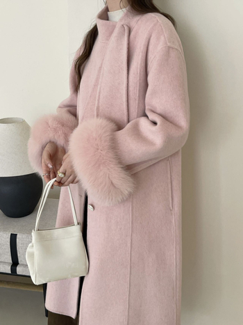 Moterų vilnos apsiaustas – paltas stiliaus, stora medžiaga, ilgas siluetas, 70–80% vilna, apvalus kaklo iškirpimas, priekyje raišteliai