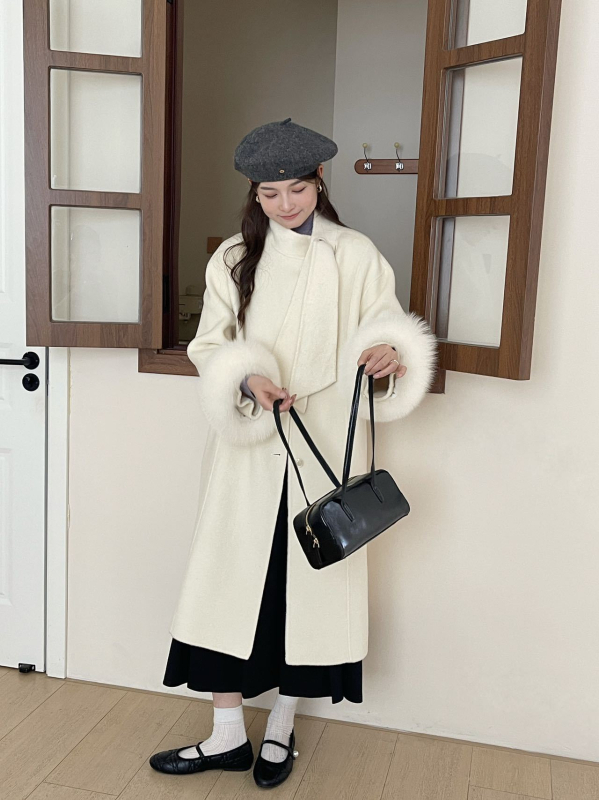 Moterų vilnos apsiaustas – paltas stiliaus, stora medžiaga, ilgas siluetas, 70–80% vilna, apvalus kaklo iškirpimas, priekyje raišteliai