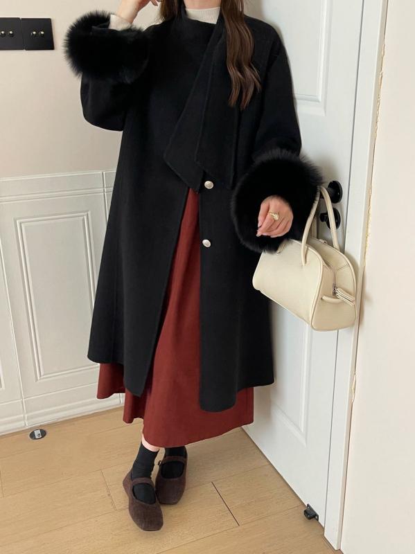 Moterų vilnos apsiaustas – paltas stiliaus, stora medžiaga, ilgas siluetas, 70–80% vilna, apvalus kaklo iškirpimas, priekyje raišteliai