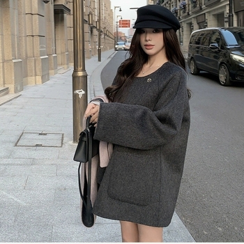 Moteriškas vilnonis viršutinis drabužis - reversinis, vidutinio ilgio kapas, laisvas kirpimo, apvali kaklo linija, paslėptas mygtukas, rankų darbas, 80–90% vilna, ruduo 2025, korejiškai-japonų laisvalaikio stilius