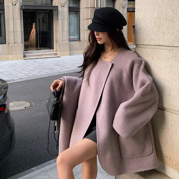 Moteriškas vilnonis viršutinis drabužis - reversinis, vidutinio ilgio kapas, laisvas kirpimo, apvali kaklo linija, paslėptas mygtukas, rankų darbas, 80–90% vilna, ruduo 2025, korejiškai-japonų laisvalaikio stilius
