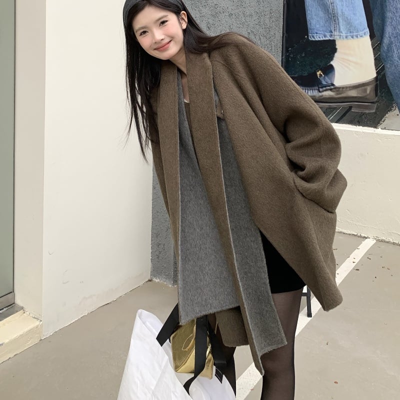 Moteriškas vilnonis viršutinis drabužis - reversinis, vidutinio ilgio kapas, laisvas kirpimo, apvali kaklo linija, paslėptas mygtukas, rankų darbas, 80–90% vilna, ruduo 2025, korejiškai-japonų laisvalaikio stilius