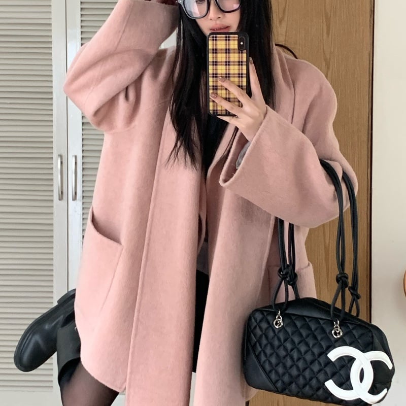 Moteriškas vilnonis viršutinis drabužis - reversinis, vidutinio ilgio kapas, laisvas kirpimo, apvali kaklo linija, paslėptas mygtukas, rankų darbas, 80–90% vilna, ruduo 2025, korejiškai-japonų laisvalaikio stilius