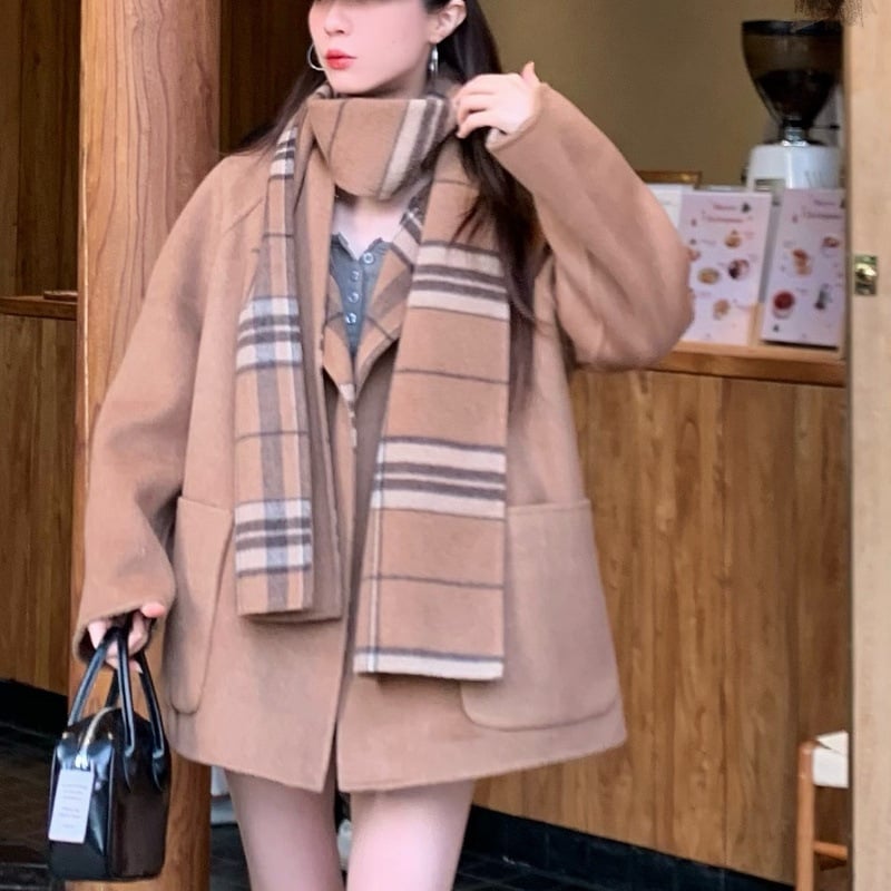 Moteriškas vilnonis viršutinis drabužis - reversinis, vidutinio ilgio kapas, laisvas kirpimo, apvali kaklo linija, paslėptas mygtukas, rankų darbas, 80–90% vilna, ruduo 2025, korejiškai-japonų laisvalaikio stilius