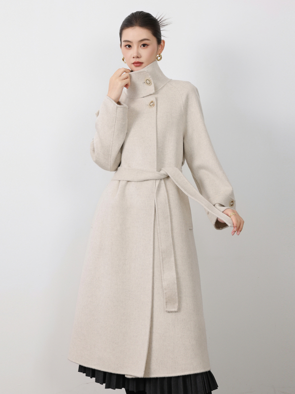 Moteriškas vilnonis palto su stovinčiu apykakle, raištelių detalė, ilgas laisvas siluetas, vilnos-yak mišinio