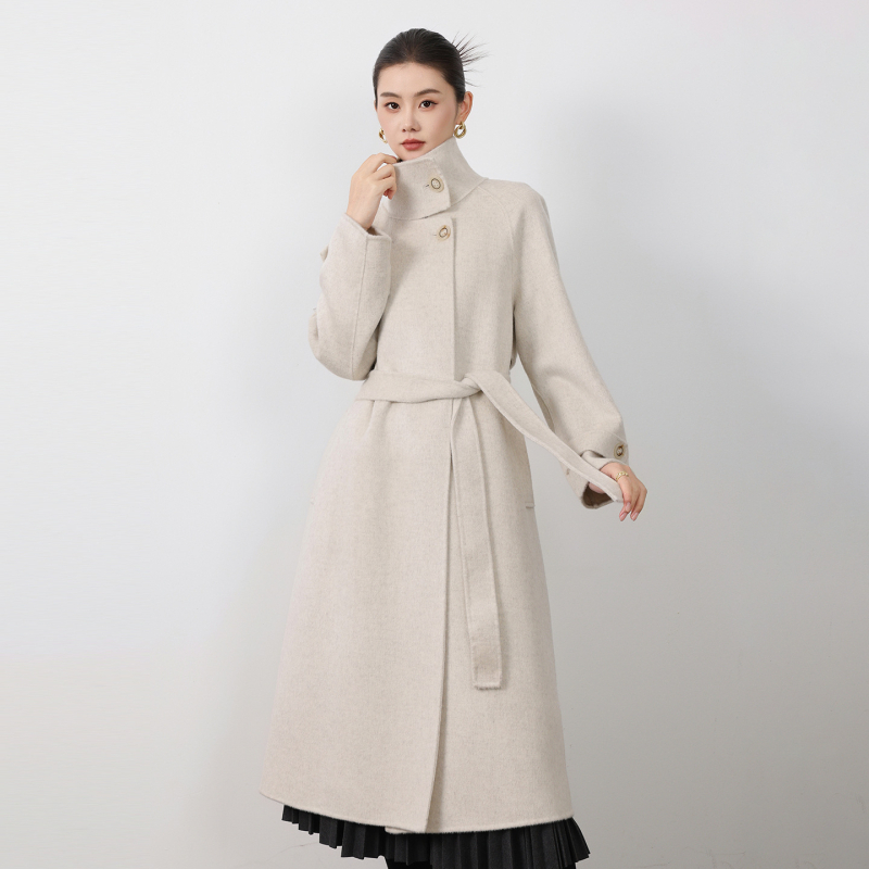 Moteriškas vilnonis palto su stovinčiu apykakle, raištelių detalė, ilgas laisvas siluetas, vilnos-yak mišinio