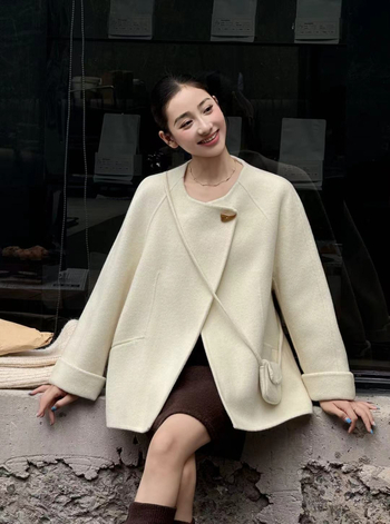 Moteriški vilnos paltai, storas, laisvas kirpimas, vidutinio ilgio 65–80 cm, apykaklė su reveru, ilgos rankovės, 95% vilna, kasdienis stilius, ruduo 2025